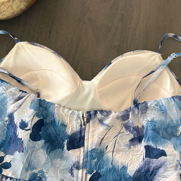 Blue and White Floral Tiered Dress size 5 - Picture 12 of 13